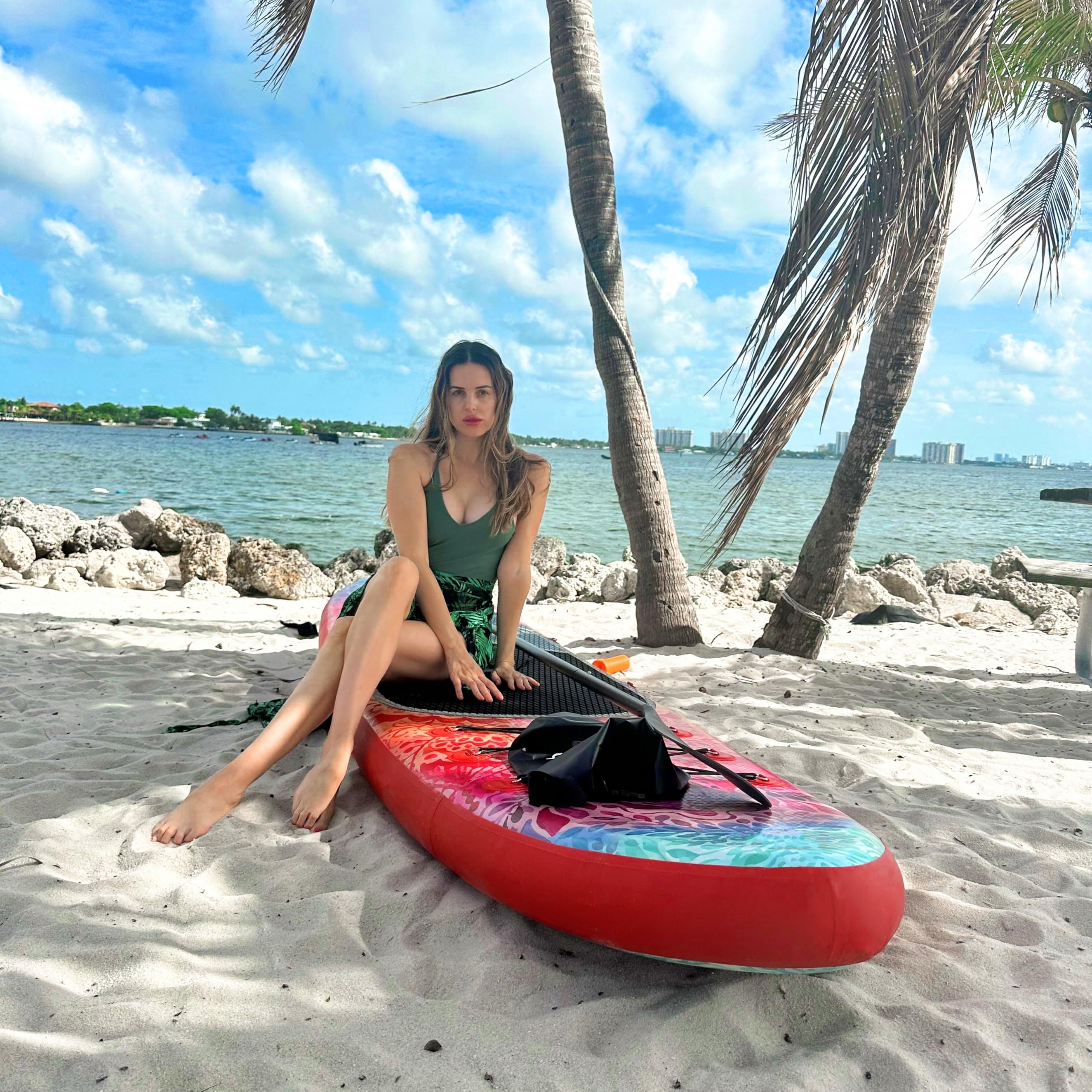 AISUNSS SUP Board 3m Premium Yoga iSUP - mit Zubehör rutschfeste Matte, wasserdichte Handytasche, Doppelhub-Pumpe, Alu-Paddel rot